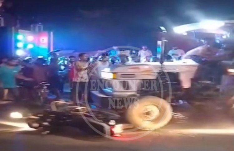 अनियंत्रित ट्रैक्टर चालक ने बाइक को रौंदा, लोगों की जमकर की छित्तर परेड, देखें वीडियो