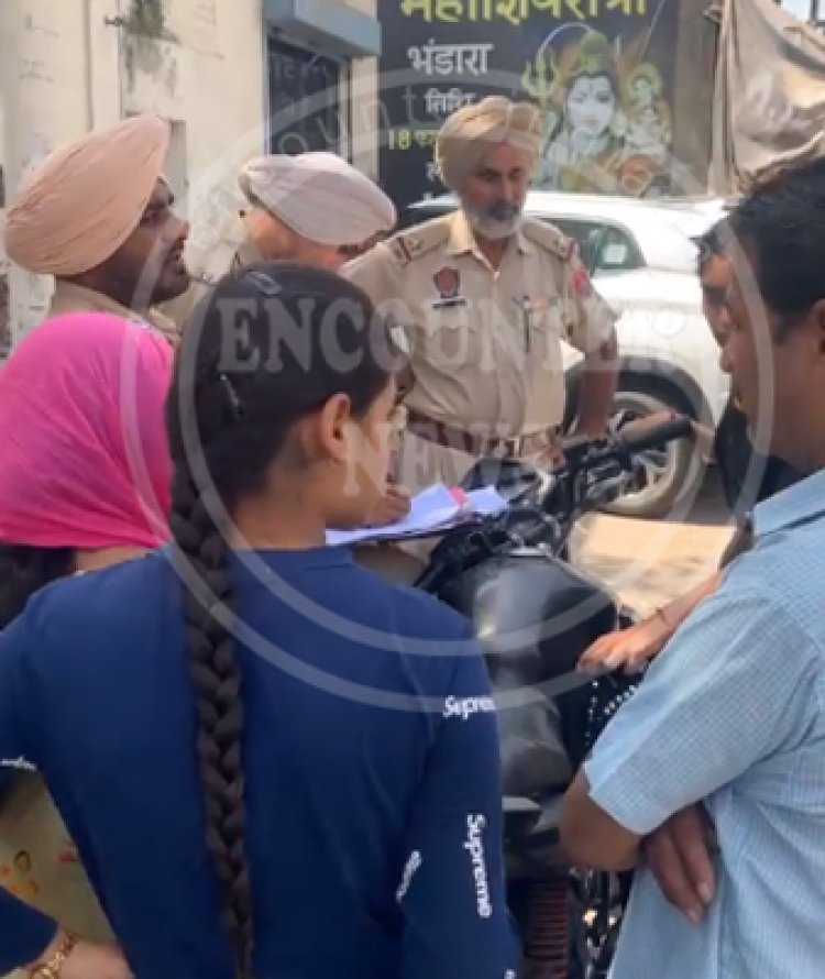 जालंधरः दिन दहाड़े इस इलाके में महिला की बालियां छीनकर बाइक सवार लुटेरे हुए फरार, देखें Live