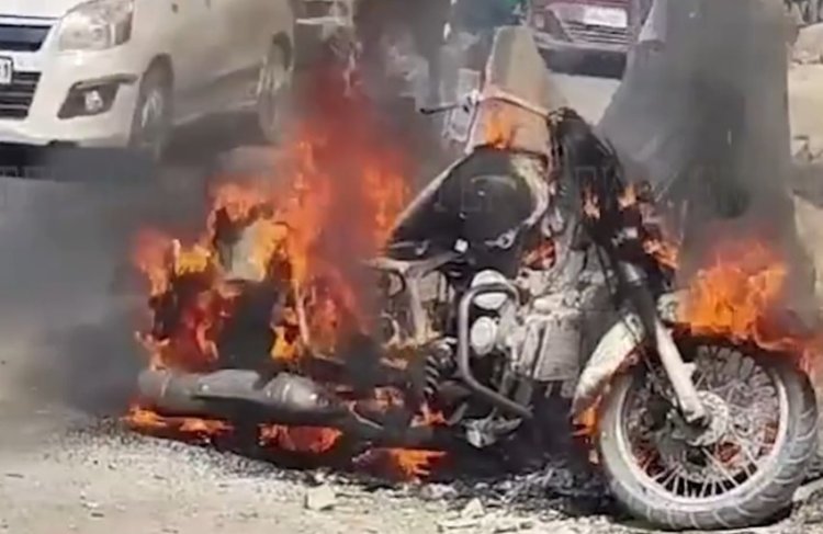 धू-धूकर कर जली लाखों रुपए की हाईटेक यू कमांडो बाइक, देखें वीडियो