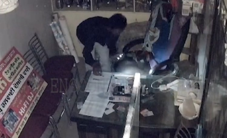 पंजाबः टैंट हाउस में रॉड से शटर तोड़कर 50 हजार लेकर चोर फरार, देखें CCTV