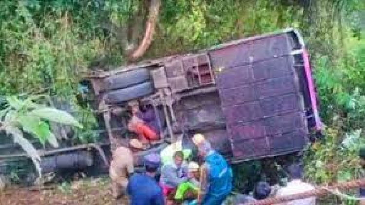 बड़ा हादसा: खाई में गिरी बस, 8 की मौत, 35 घायल