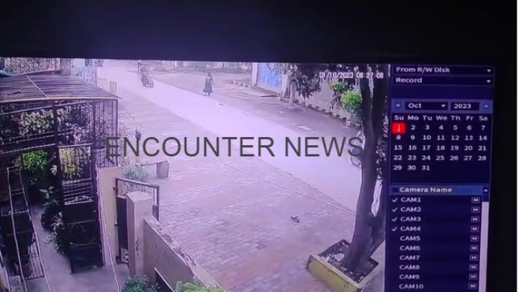 पुलिस चौकी से 300 मीटर दूर महिला का बैग छीनकर भागे बाइक सवार लुटेरे, देखें CCTV