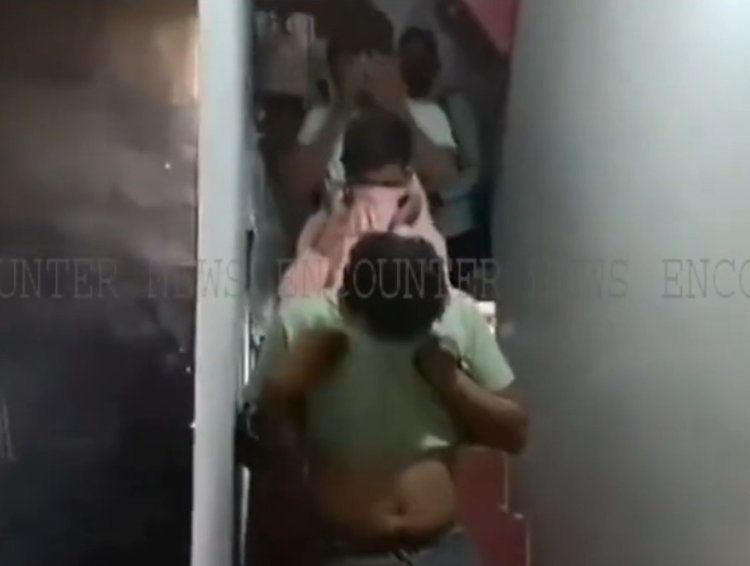 शिकागो पिज्जा रेस्टोरेंट में पुलिस की रेड, संदिग्ध अवस्था में मिले 9 युवतियां और 11 युवक, देखें वीडियो