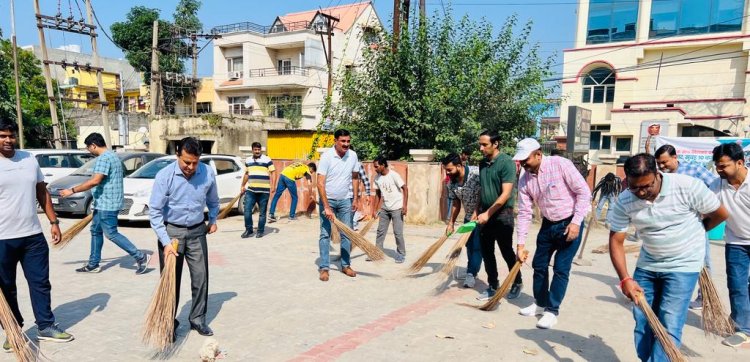 बद्दी के हिमुडा कंपलेक्स में निगम के अधिकारी व कर्मचारी सफाई करते हुए