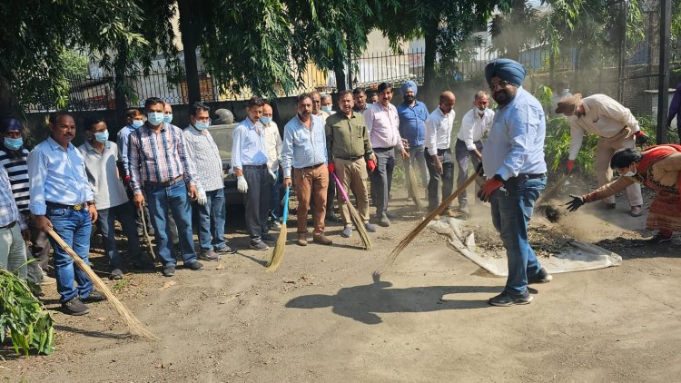 भारत संचार निगम लिमिटेड के सीजीएम जेएस सहोता अन्य कर्मचारियों के साथ बीएसएनएल आफिस बददी में सफाई करने के दौरान।