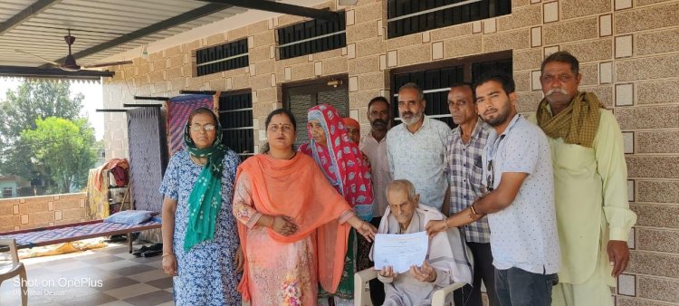 अंतर्राष्ट्रीय बुजुर्ग दिवस के अवसर पर 100 बर्ष की आयु पार कर चुके मतदाताओं किया सम्मानित