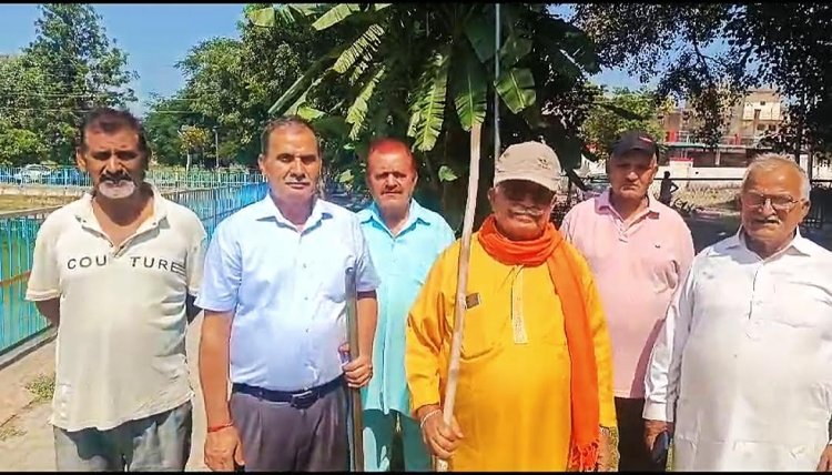 देश के लिए बंदूक उठाने के बाद अब सफाई के लिए उठाया झाड़ू