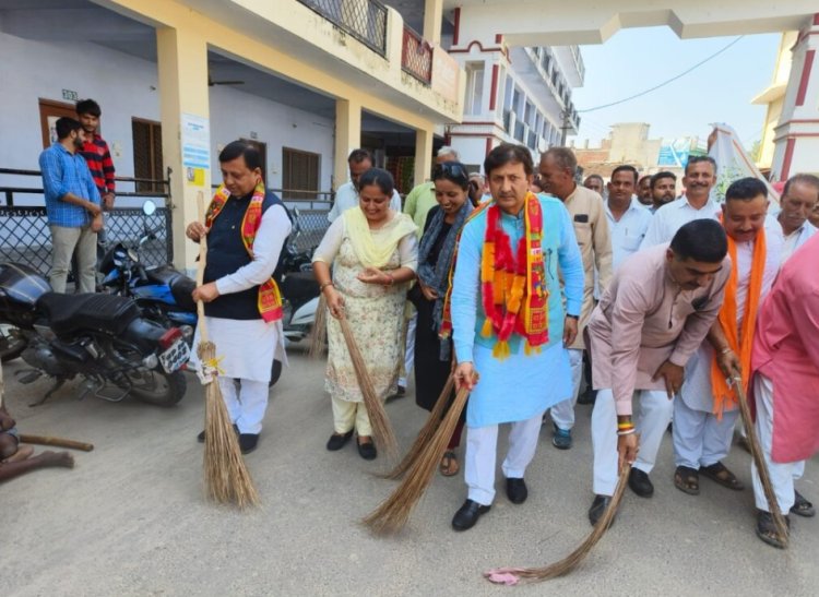 स्वच्छता ही सेवा अभियान के तहत राज्यसभा सांसद डॉ सिकंदर ने डेरा बाबा रूद्रानंद में लगाया झाड़ू