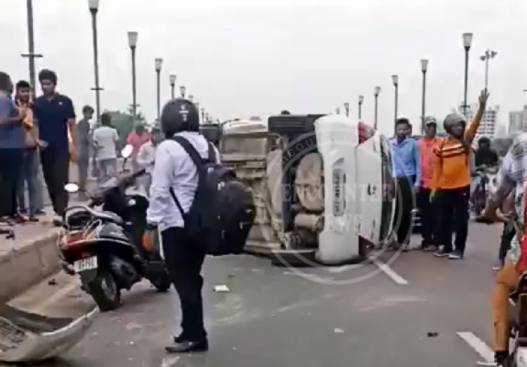चौराहे के पास अनियंत्रित होकर पलटी कार, देखें वीडियो