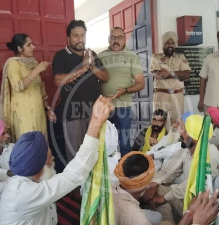पंजाब: किसानों ने थाने का किया घेराव, SHO और ASI ने मांगी माफी, देखें वीडियो