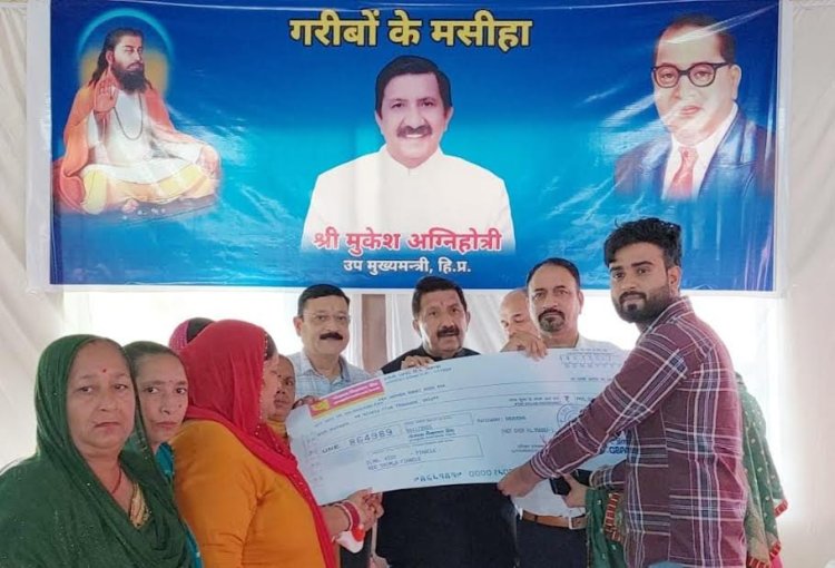 डिप्टी सीएम को राहत कोष के लिए भेंट किए 95000 हजार का चेक