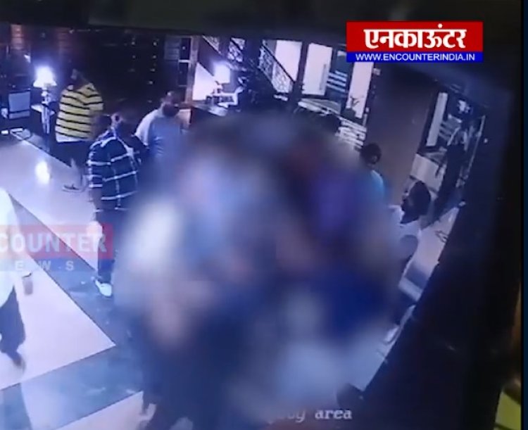 जालंधर के शराब ठेकेदार को कारिंदों ने दौड़ा-दौड़ाकर पिटा, भागकर बचाई जान, देखें CCTV