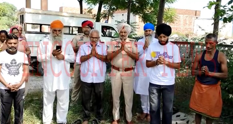 जालंधरः ट्रिपल मर्डर मामले में नम आंखों से पुलिस और पंचायत ने बच्चों को दफनाया, देखें वीडियो