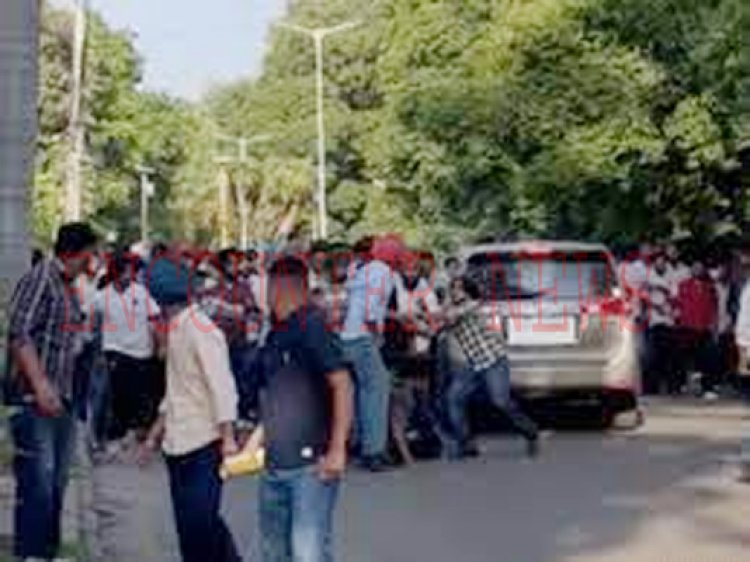 DAV कॉलेज के बाहर स्टूडेंट्स में हुई झड़प, एक-दूसरे पर बरसाए थप्पड़