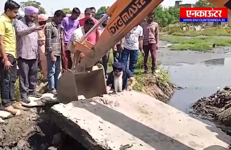 पंजाब : सीवरेज जाम समस्या से परेशान मोहल्ला निवासियों ने लगाया धरना, देखें वीडियो