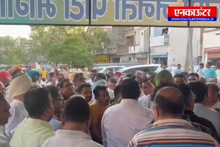 पंजाब : आढ़तियों ने भाजपा नेता के दफ्तर का किया घेराव, देखें वीडियो