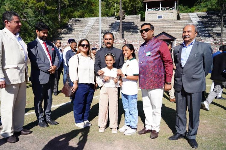 नालागढ़ के उद्यमी दंपति ने दिए आपदा में 1 लाख एक हजार रुपये का चेक