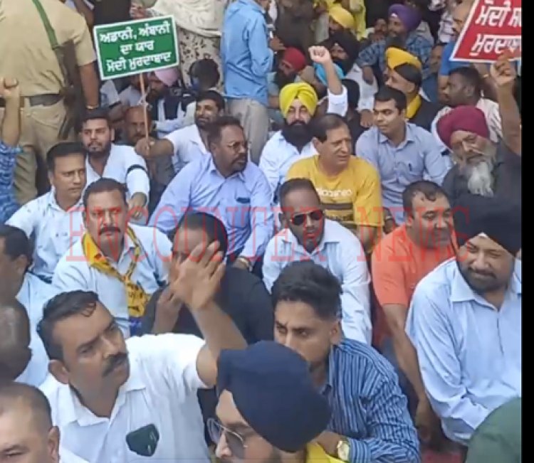 जालंधरः इस मेन चौक पर MP रिंकू ने कार्यकर्ताओं सहित लगाया धरना, देखें Live