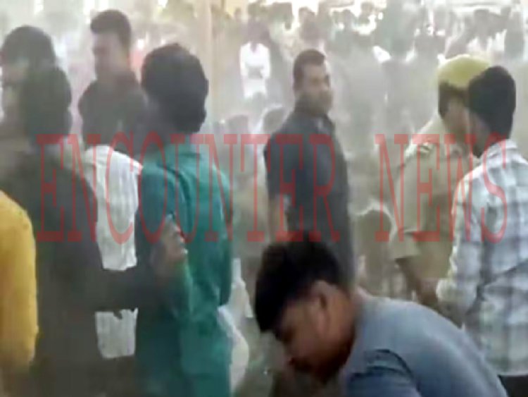 महोत्सव में रशियन डांसर को देखकर भीड़ हुई बेकाबू, पुलिस ने दौड़ा-दौड़ा कर पीटा, देखें वीडियो