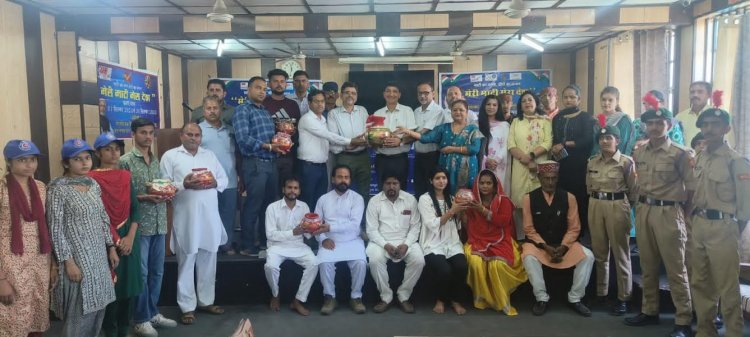 मेरी माटी मेरा देश कार्यक्रम के अंतर्गत एकत्रित मिट्टी का कलश उपनिदेशक नेहरू युवा केंद्र को सौंपा