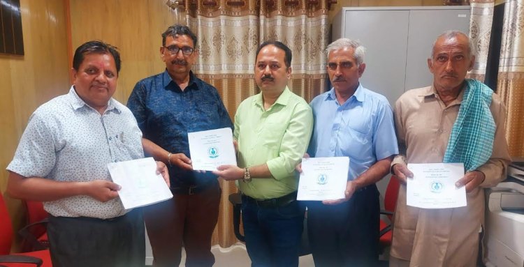 जिला के चार सेवानिवृत्त कर्मचारियों को ओपीएस के तहत सौंपे गए पेंशन अदायगी आदेश पत्र – विशाल रघुवंशी