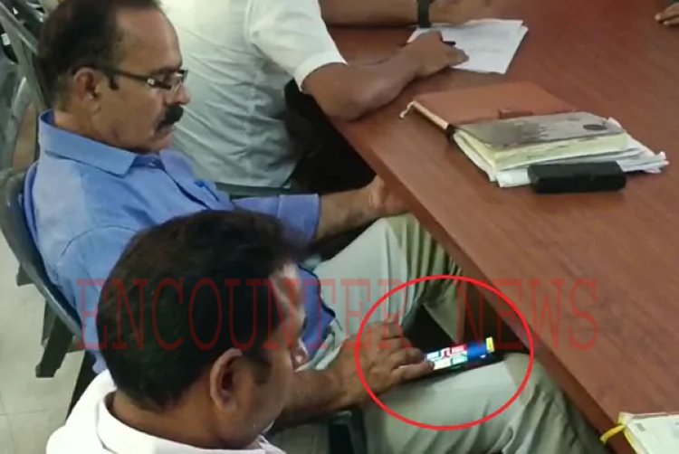 संपूर्ण समाधान दिवस पर लूडो खेलते नजर आए अधिकारी, वीडियो वायरल