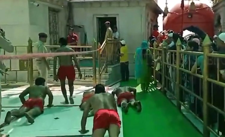 पंजाब : पेट के बल चलकर श्री नैना देवी पहुंचा श्रद्धालुओं का जत्था, देखें वीडियो