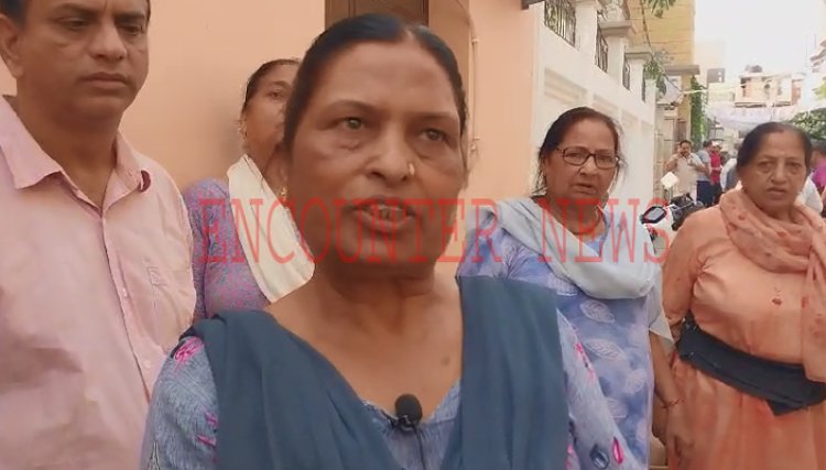 जालंधरः महिला का आरोप, सिविल अस्पताल की लापरवाही से हुई परिवार के 6 लोगों की मौ’त, देखें वीडियो 