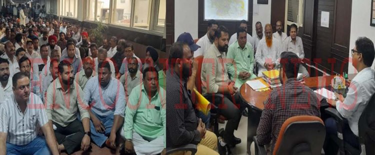 जालंधरः नगर निगम के खिलाफ यूनियनों ने किया प्रदर्शन