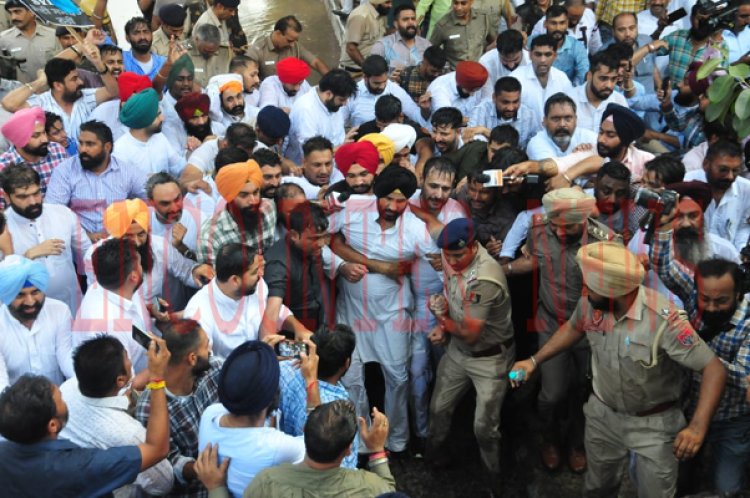 पंजाबः SYL के मुद्दे को लेकर कांग्रेसी नेताओं पर चला वॉटर कैनन, देखें वीडियो