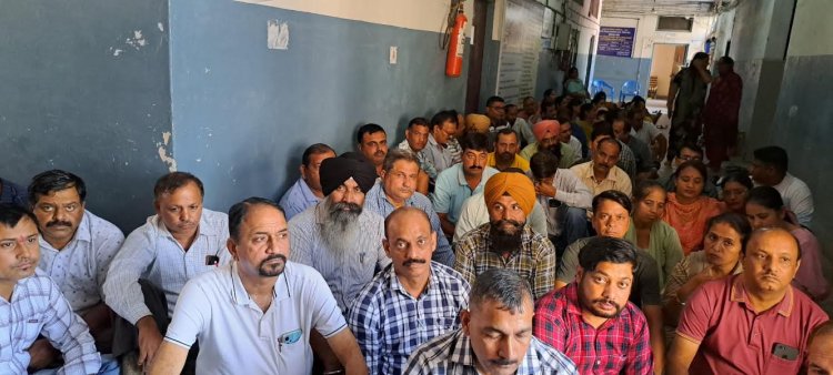 अराजपत्रित कर्मचारी महासंघ जिप कर्मचारियों के साथ