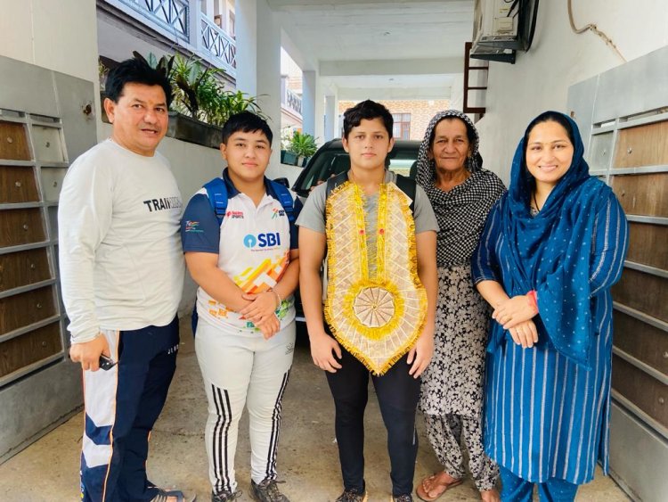 कुश्ती में गोल्ड मैडल हासिल करने वाली प्रेरणा मेहता का बद्दी पहुंचे पर स्वागत