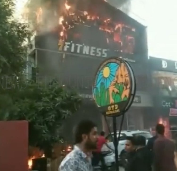 रेस्तरां में लगी भीषण भीषण, मची अफरा-तफरी, देखें वीडियो