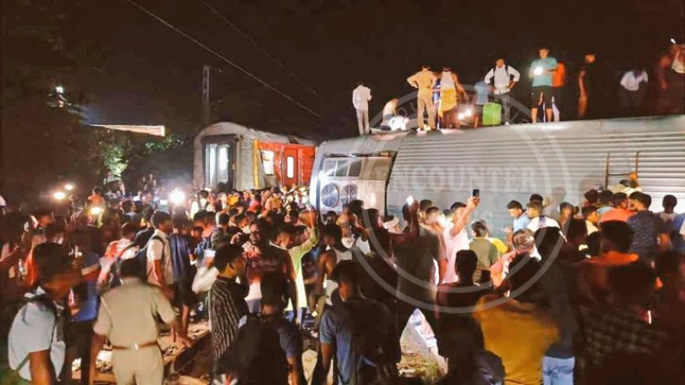 बड़ा हादसाः ट्रेन के पटरी से उतरे 21 डिब्बे, अब तक 4 की मौत, 100 से ज्यादा घायल, देखें वीडियो