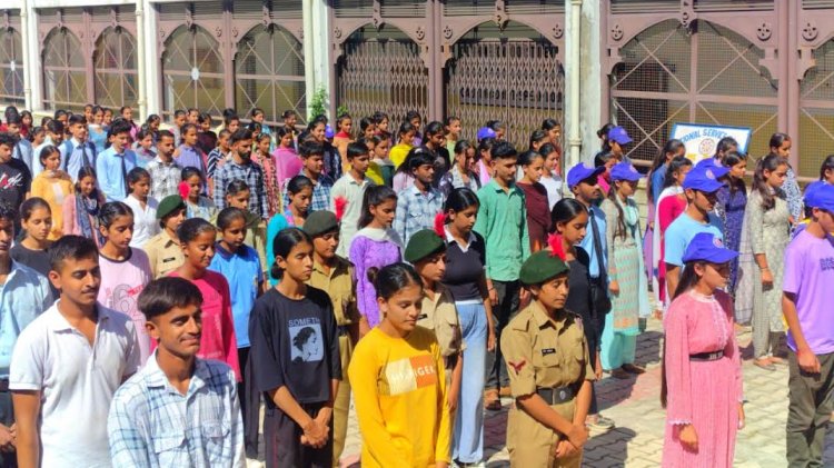 राजकीय महाविद्यालय बंगाणा में आपदा के कारण अपनी जान गंवाने वाले लोगों के लिए रखा मौन