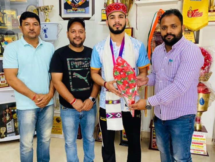 एशियन खेलों में कबड्डी प्रतियोगिता में अहम भूमिका निभाने वाले देहलां के विशाल भारद्वाज को किया सम्मानित