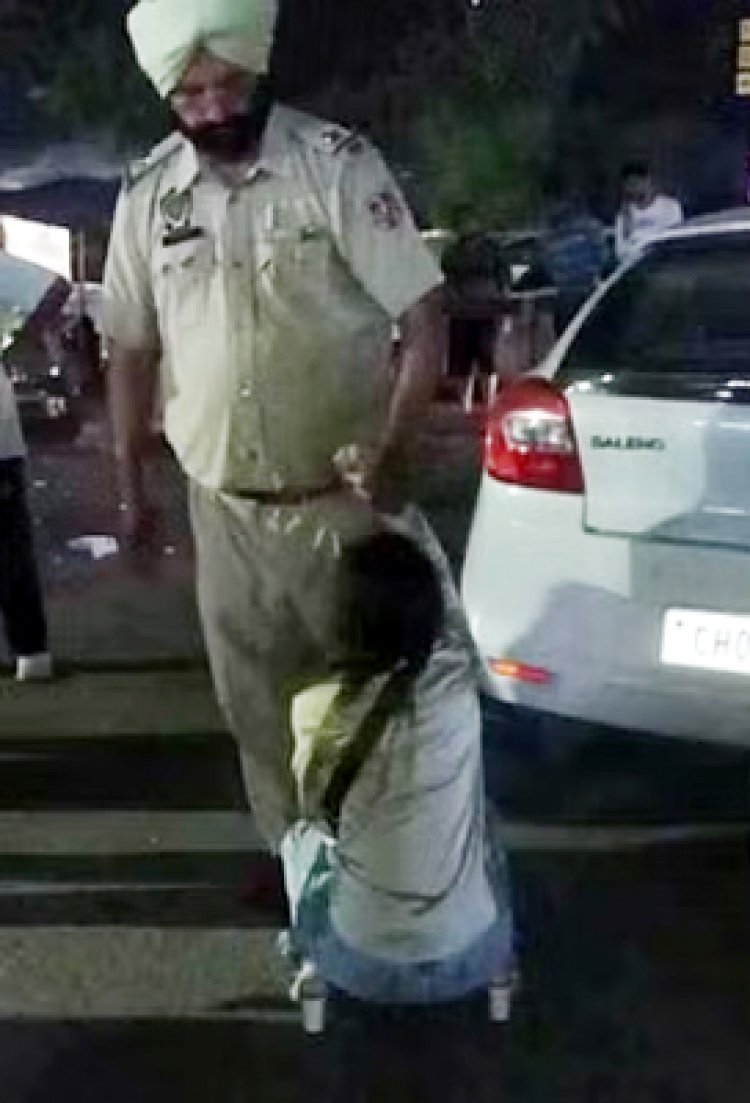 पंजाब: नशे में धुत युवती का हंगामा, थाने ले गई पुलिस