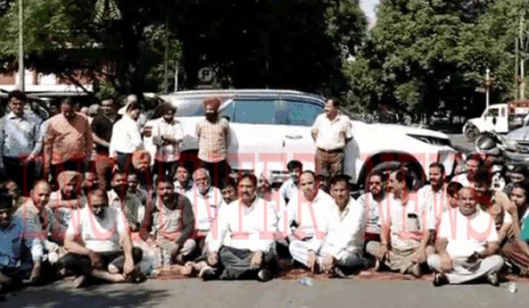 भड़के दुकानदारों और AAP पार्षद ने लगाया धरना, किया रास्ता किया बंद