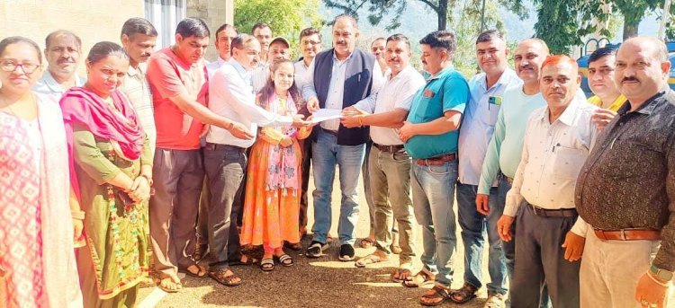 विधायक भुट्टो से मिला जिला पार्षद कैडर कर्मचारी संघ, मांगों को लेकर ज्ञापन सौंपा 
