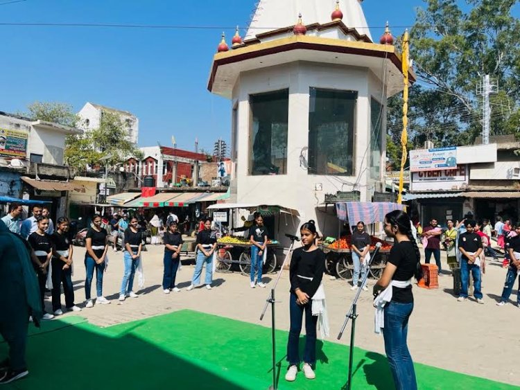 पॉलीथिन प्रतिबंध के विरोध में किया नुक्कड़ नाटक