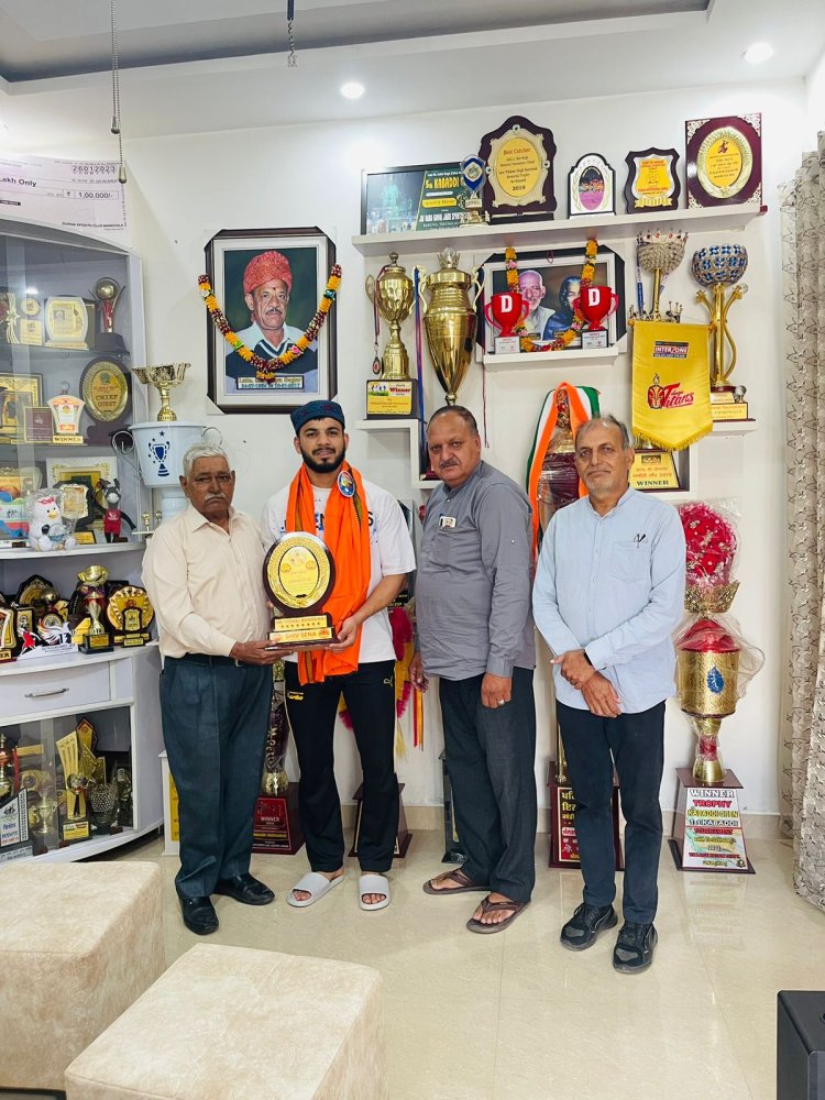 शिवसेना हिमाचल प्रदेश द्वारा विशाल भारद्वाज को किया सम्मानित