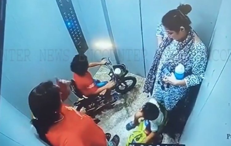 बहुमंजिला टावर की लिफ्ट में फंसे मां-बेटा, देखें cctv