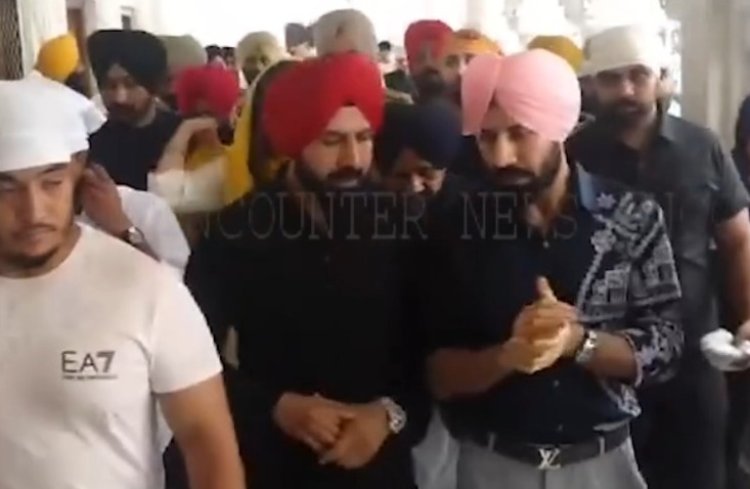 ਪੰਜਾਬ : ਮੌਜਾਂ ਹੀ ਮੌਜਾਂ ਦੀ ਸਟਾਰ ਕਾਸਟ ਸੱਚਖੰਡ ਸ਼੍ਰੀ ਦਰਬਾਰ ਸਾਹਿਬ ‘ਚ ਹੋਈ ਨਤਮਸਤਕ, ਦੇਖੋ ਵੀਡਿਓ