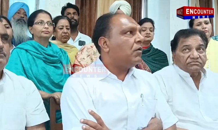 ਪੰਜਾਬ : ਡਿਪਟੀ ਕਮਿਸ਼ਨਰ ਨੂੰ ਮੇਅਰ ਵਿਰੁਧ ਸੌਂਪਿਆ ਮਤਾ, ਦੇਖੋ ਵੀਡਿਓ