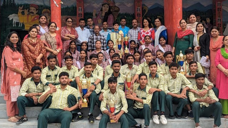 खेलों में उत्कृष्ट प्रदर्शन करने वाले रावमा पाठशाला बददी के खिलाडियों को नवाजा