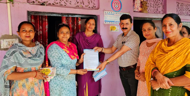 हर घर दस्तक अभियान में जुटा प्रशासन, नशे के खिलाफ मुहिम में खंड विकास अधिकारी ने खुद संभाला मोर्चा