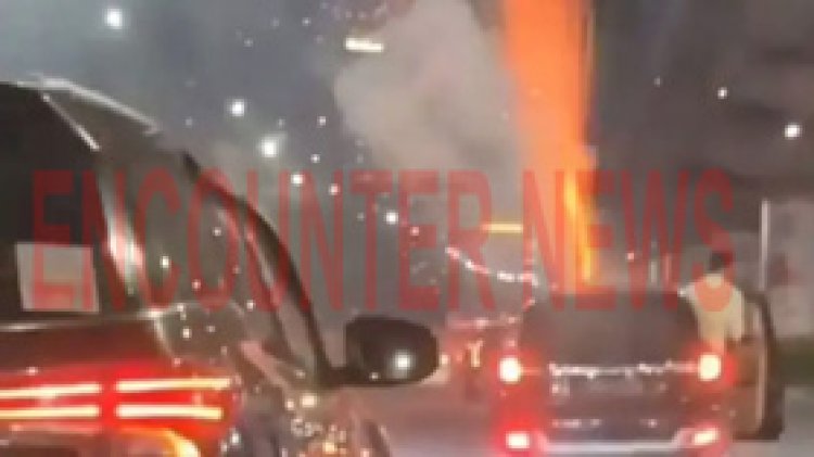 चलती कार से युवकों ने फोड़े पटाखे, गाड़ी पर लाल नीली बत्ती लगने पर उठे सवाल, देखें वीडियो