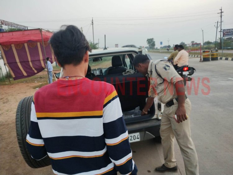 कार की तलाशी दौरान मिले लाखों रुपए