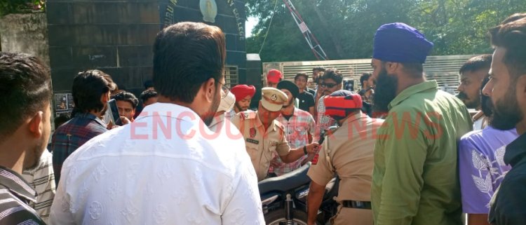 जालंधरः इस कॉलेज के बाहर प्रधानगी को लेकर युवक ने की हुल्लड़बाजी