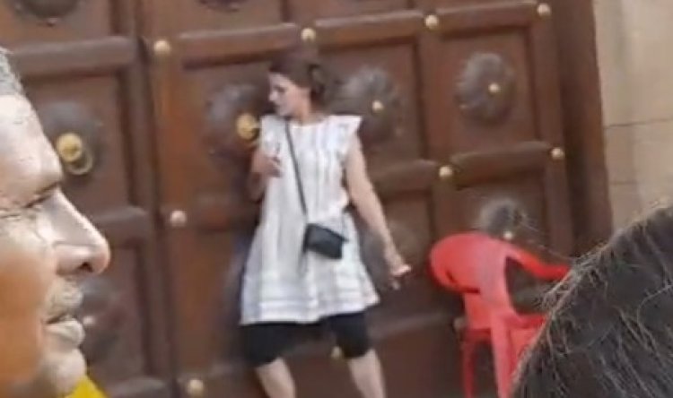 प्रसिद्ध मंदिर में चेकिंग को लेकर VIP गेट पर रूसी महिला का हंगामा, हुई बेहोश, देखें वीडियो